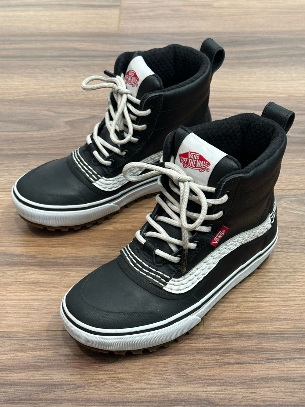 Vans Standard Mid Snow MTE Boot in Black/White Size Boys 4